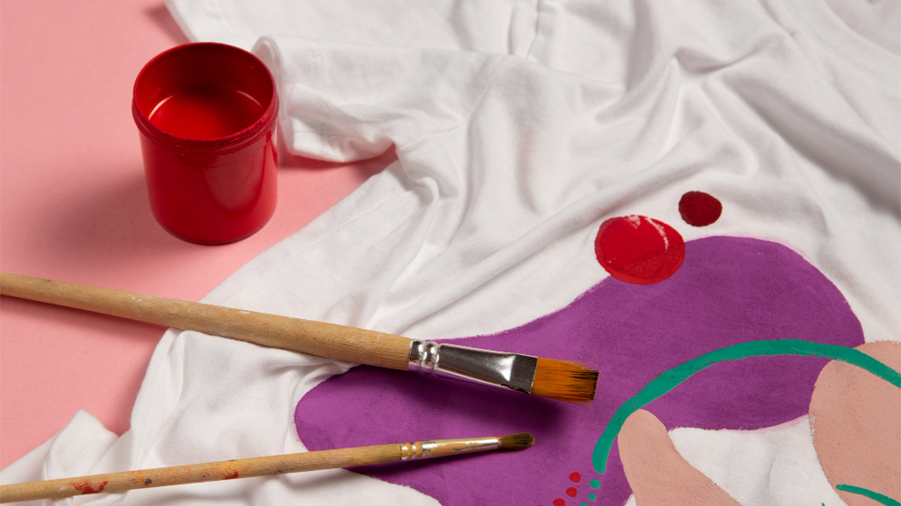 Как сделать роспись на футболке с помощью специальных маркеров🧑‍🎨