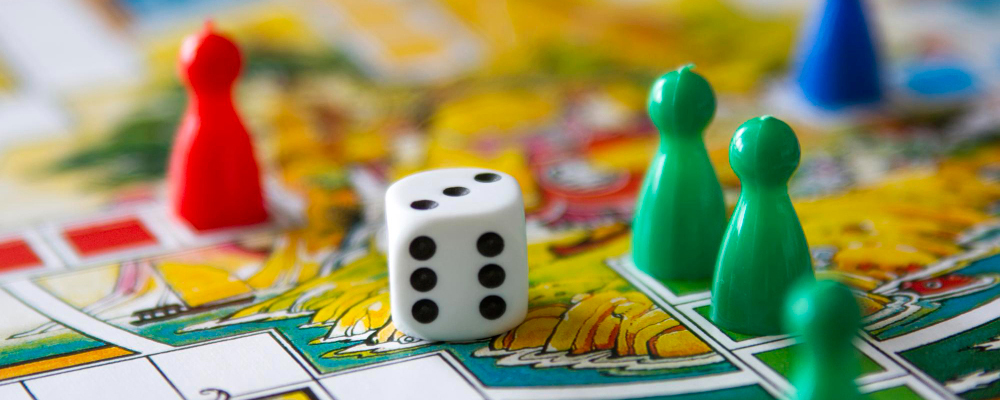 Лучшие настольные игры для взрослых: как выбрать развлечения 18+ для компании или пары