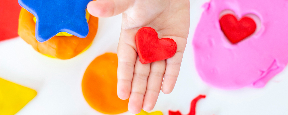 Пальчиковые краски и лепка: как развивать мелкую моторику малыша через творчество