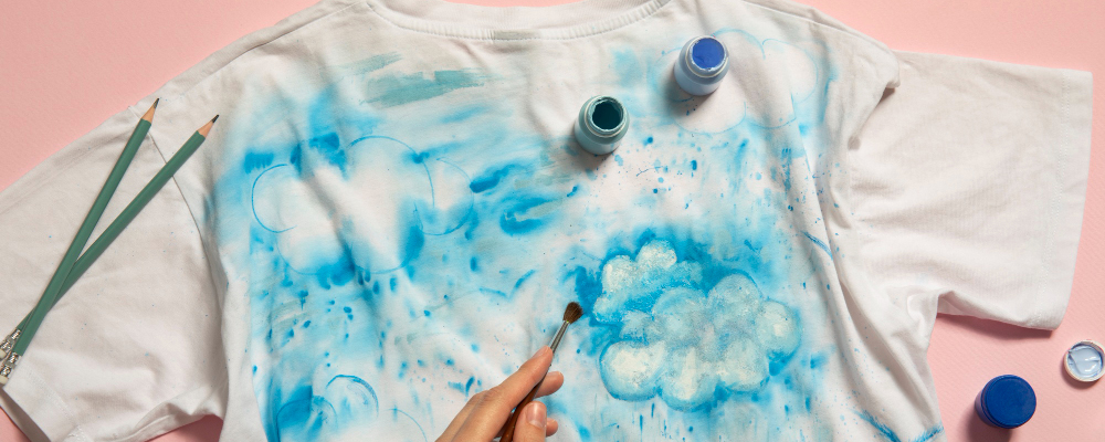 Кастомизация одежды акрилом: как превратить старую кофту в дизайнерскую вещь