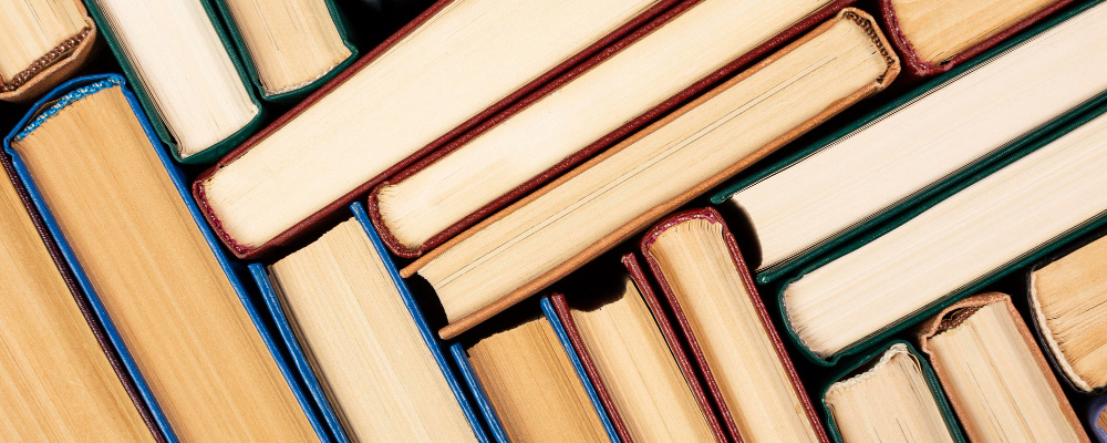 Что почитать, когда хочется эмоций: ТОП жанров и книг для идеального вечера