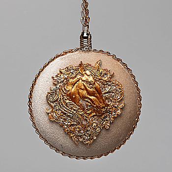 Медальон «Конек 2026» бежевый, 5502