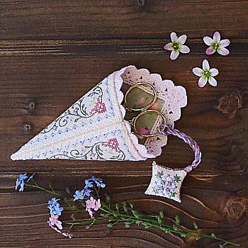 Набор для вышивания крестиком Х-372 "Цветочный чехол и маячок для ножниц" 13*6,5 см, 2,5*2,5 см, TelaArtis