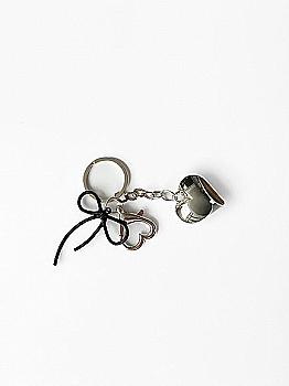 Брелок-подвеска металл сердце и бантик черный и серебро, BR15