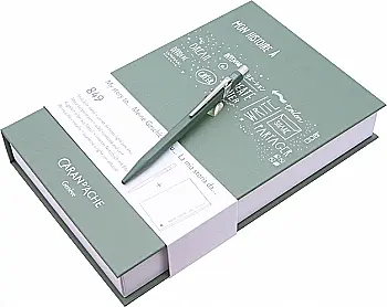 Набір Caran d’Ache Ручка 849 Оливкова+Записник в подарунковому боксі, CC0849.116