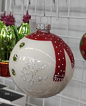 Ялинкова прикраса Куля 8 см біла зі сніжинкою, YQU5024-1 Ялинкова прикраса Куля 8 см біла зі сніжинкою, YQU5024-1