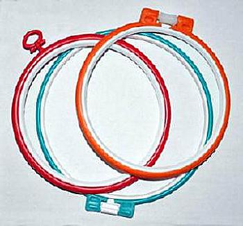 Пяльцы пластиковые с винтом Ф15 (Киев) ТМ "Чарівна мить"