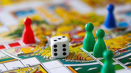 Найкращі настільні ігри для дорослих: як обрати розваги 18+ для компанії чи пари