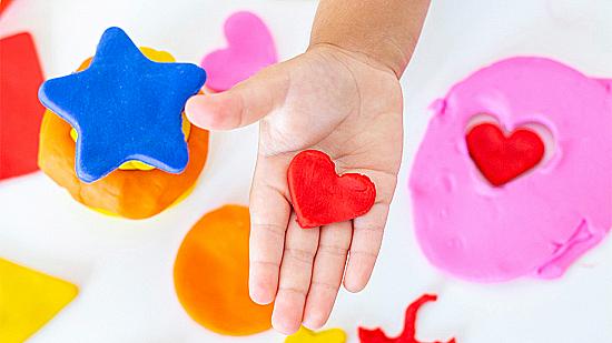 Пальчиковые краски и лепка: как развивать мелкую моторику малыша через творчество