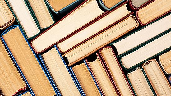 Что почитать, когда хочется эмоций: ТОП жанров и книг для идеального вечера