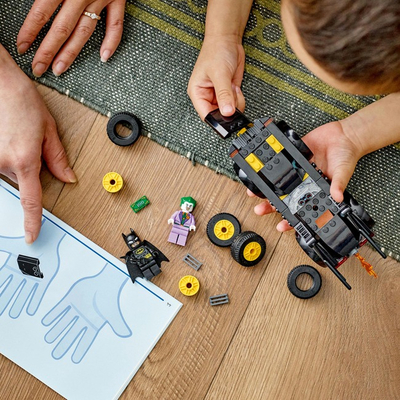Конструктор Lego DC Batman "Погоня на Бетмобілі: Бетмен проти Джокера" 76264 4