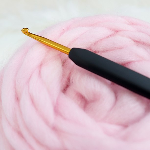 Крючок алюминиевый 5.50 мм черной ручкой (золотой наконечник), 30808 KnitPro 3