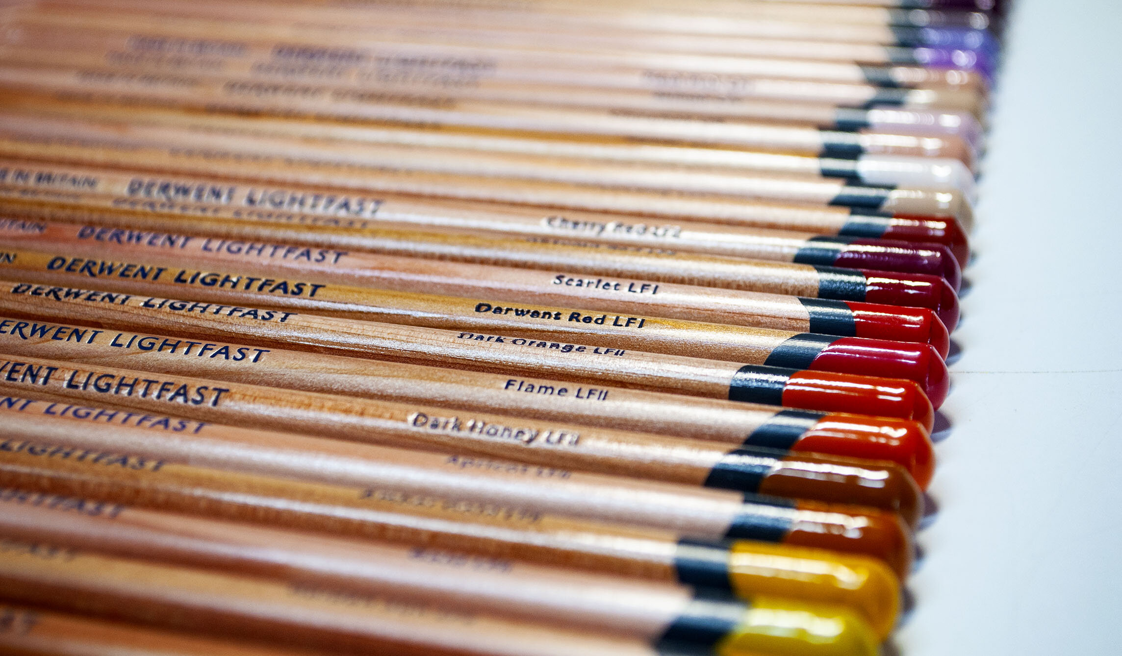 Олівець олійний "Lightfast" Cherry Red, Derwent 1