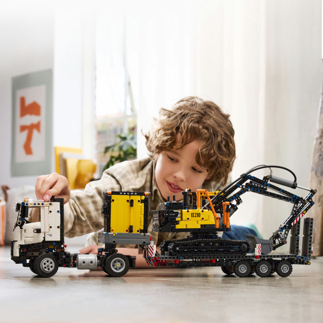 Конструктор Lego Technic "Грузовик Volvo FMX и Электрический экскаватор EC230", 42175 5