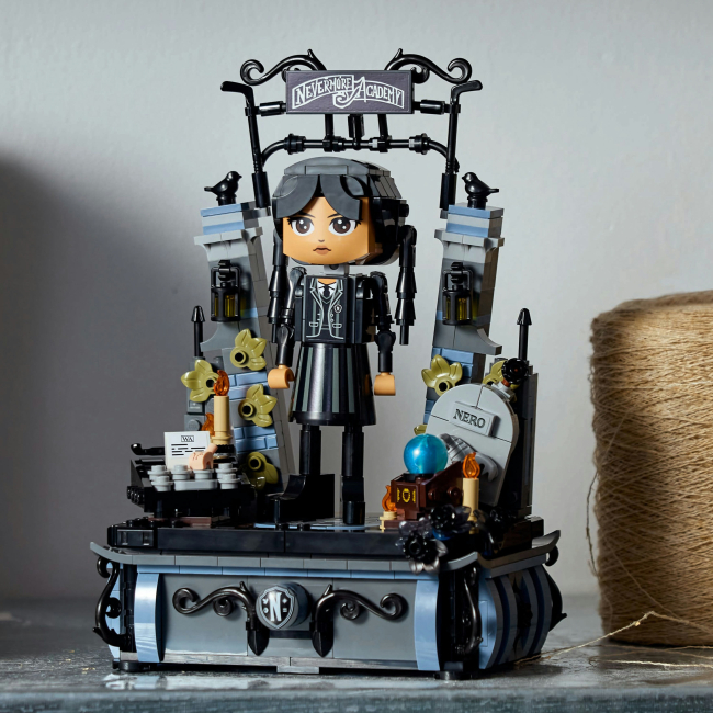 Конструктор Lego Wednesday "Фігурка Венздей Аддамс", 76780 5