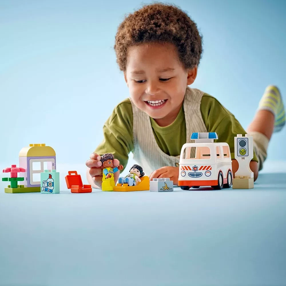 Конструктор Lego Duplo "Швидка допомога та водій", 10447 6