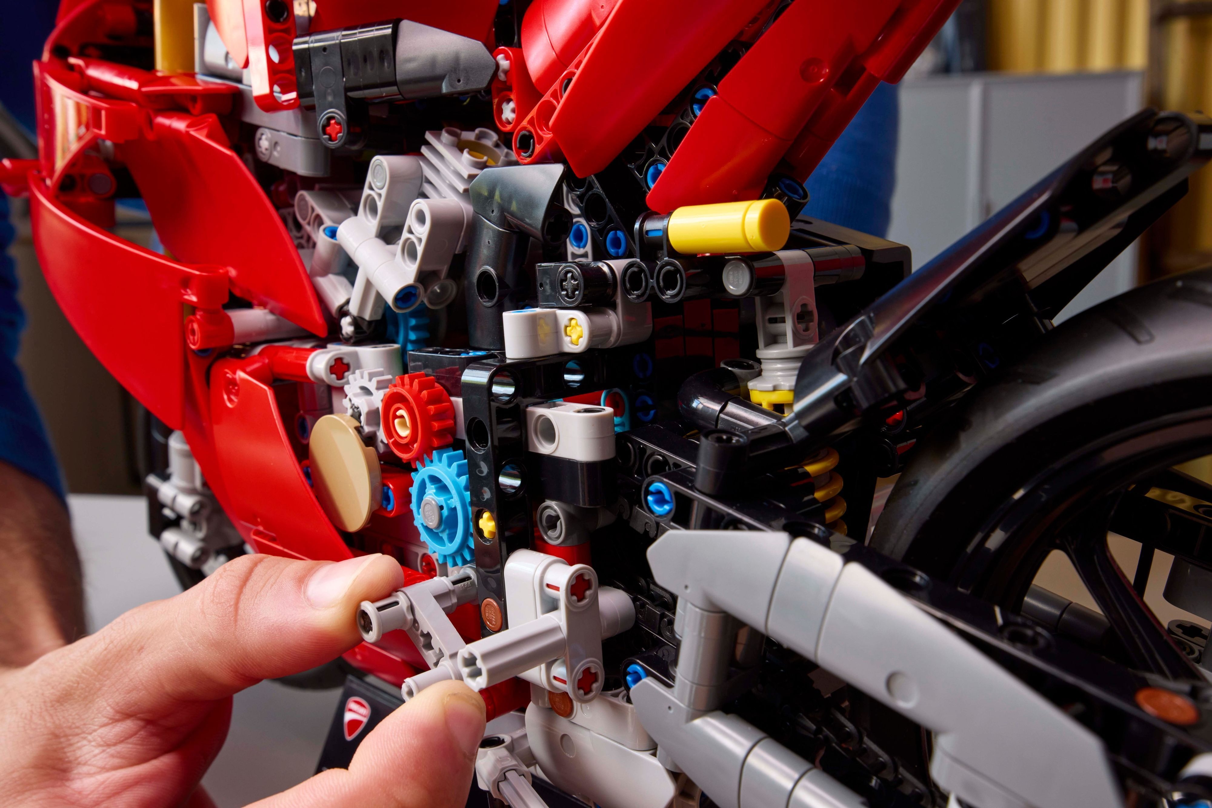Конструктор Lego Technic "Мотоцикл Ducati Panigale V4 S", 42202 4