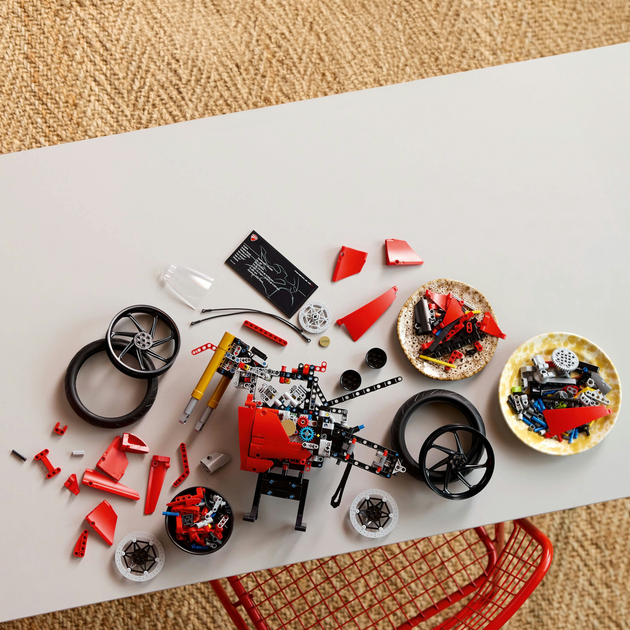 Конструктор Lego Technic "Мотоцикл Ducati Panigale V4 S", 42202 9