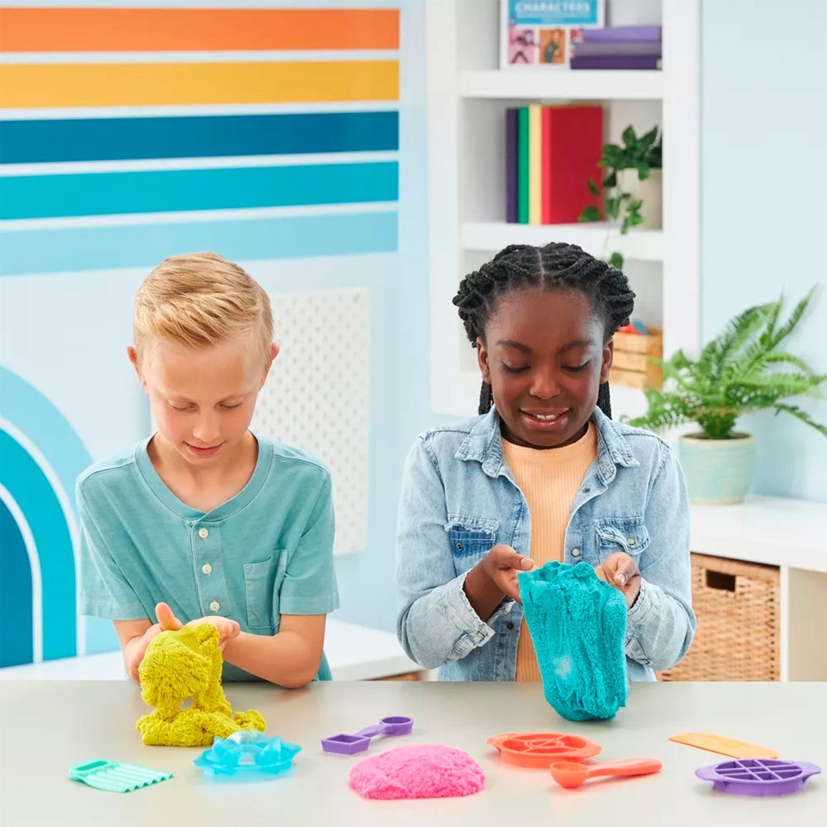 Набор песка для детского творчества Kinetic sand, Цветные приключения (3 цвета, 907 г, аксес.), 71647 6