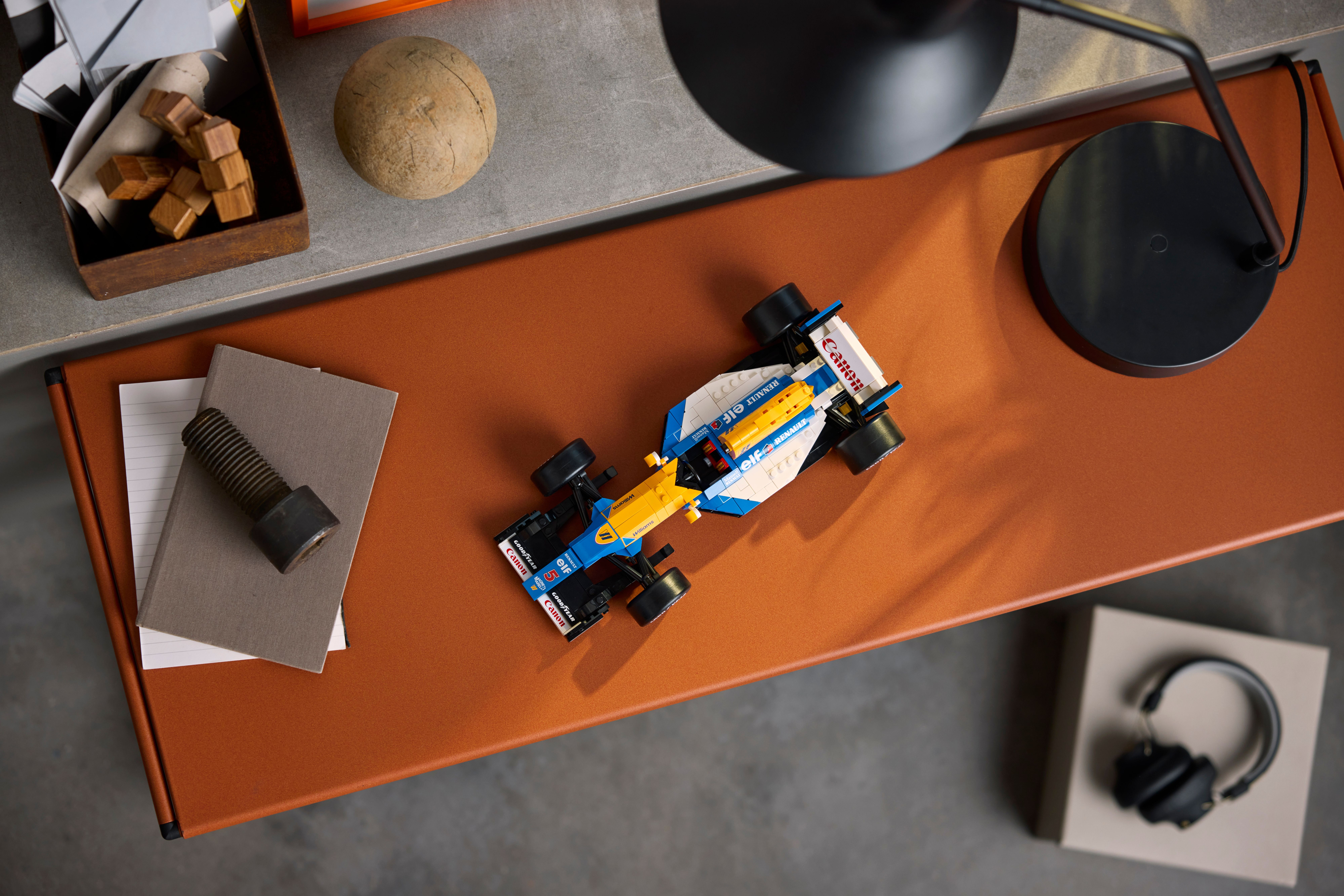 Конструктор Lego Icons "Williams Racing FW14B і Найджел Менселл", 10353 15
