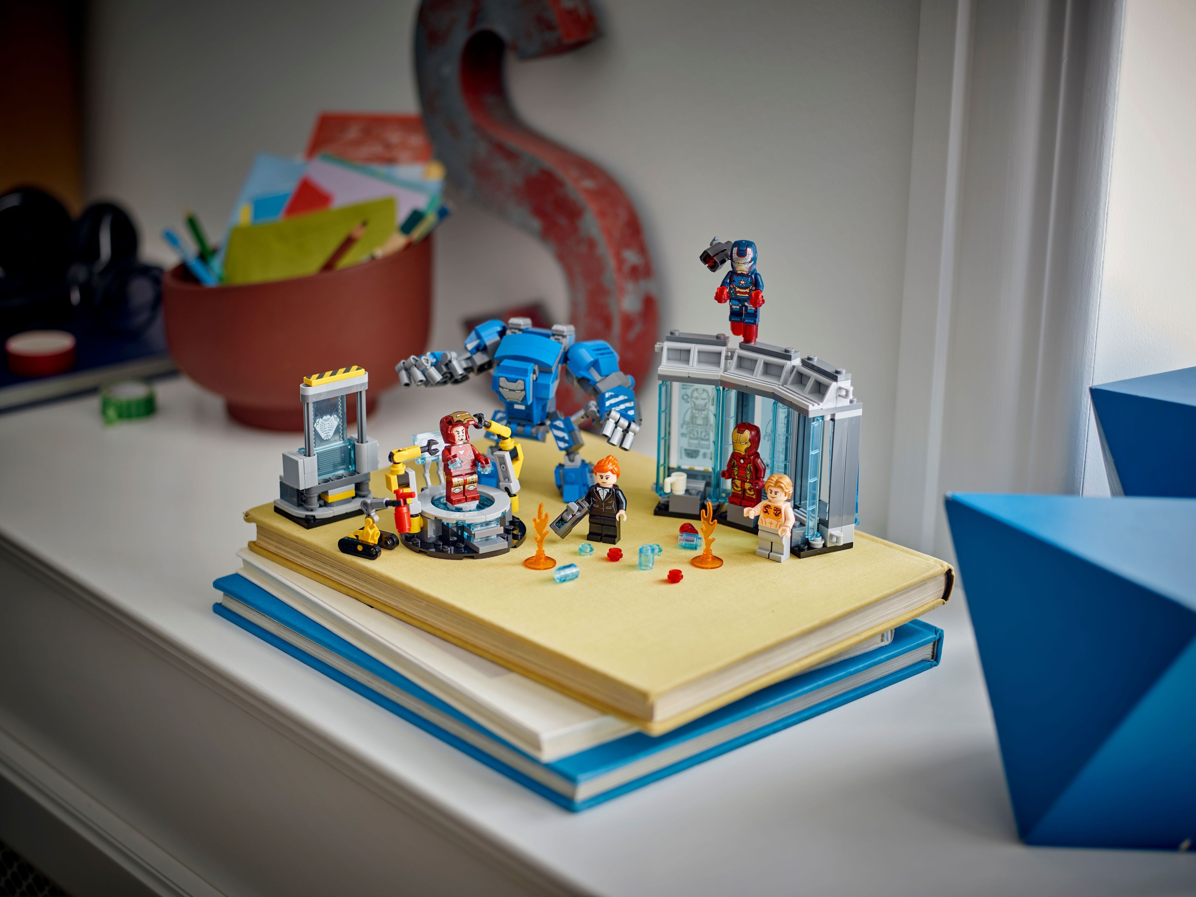 Конструктор Lego Marvel "Лаборатория Железного Человека: зал доспехов", 76315 7