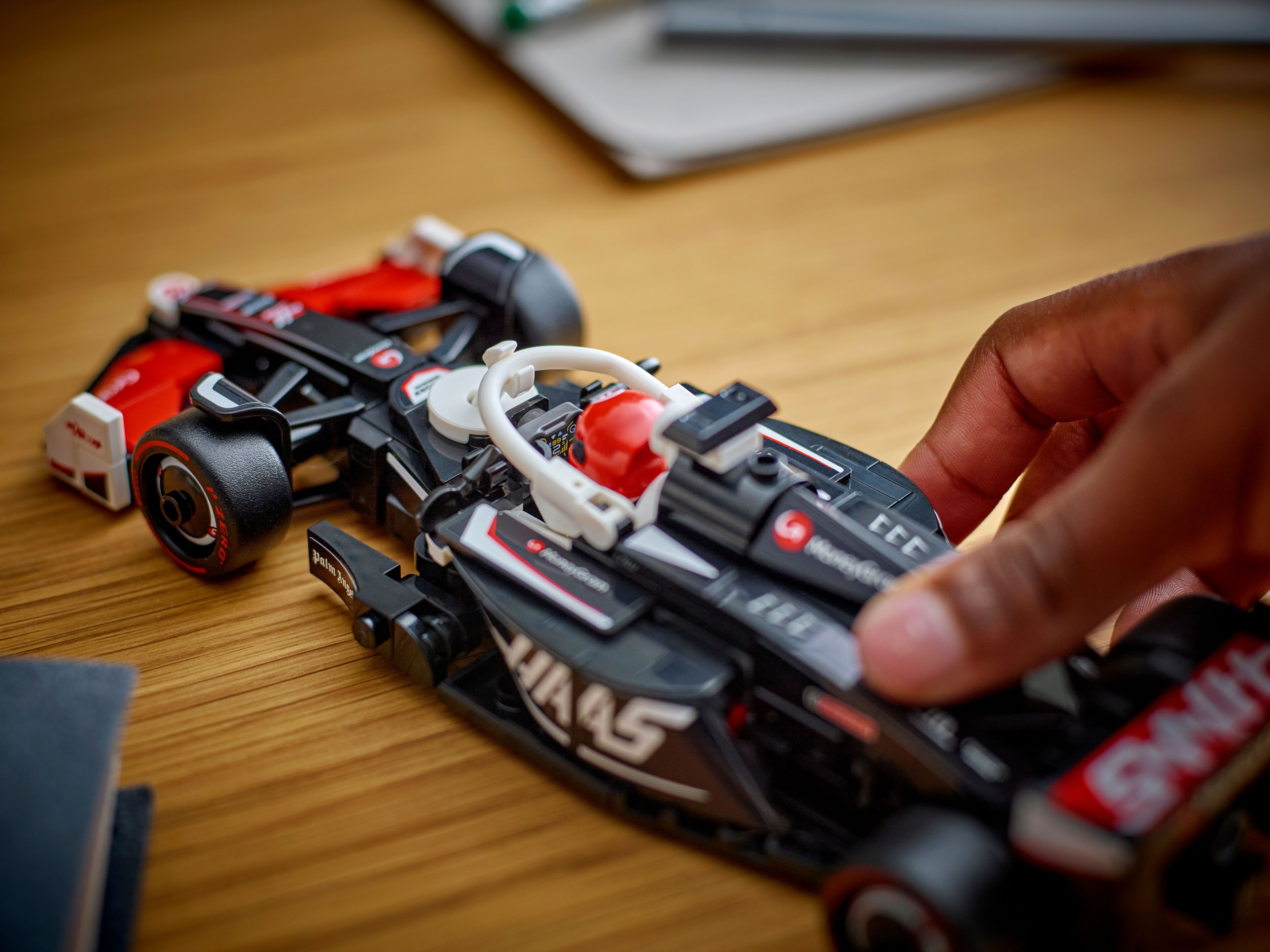 Конструктор Lego Speed Champions "Автомобіль для перегонів MoneyGram Haas F1® Team VF-24", 77250 5