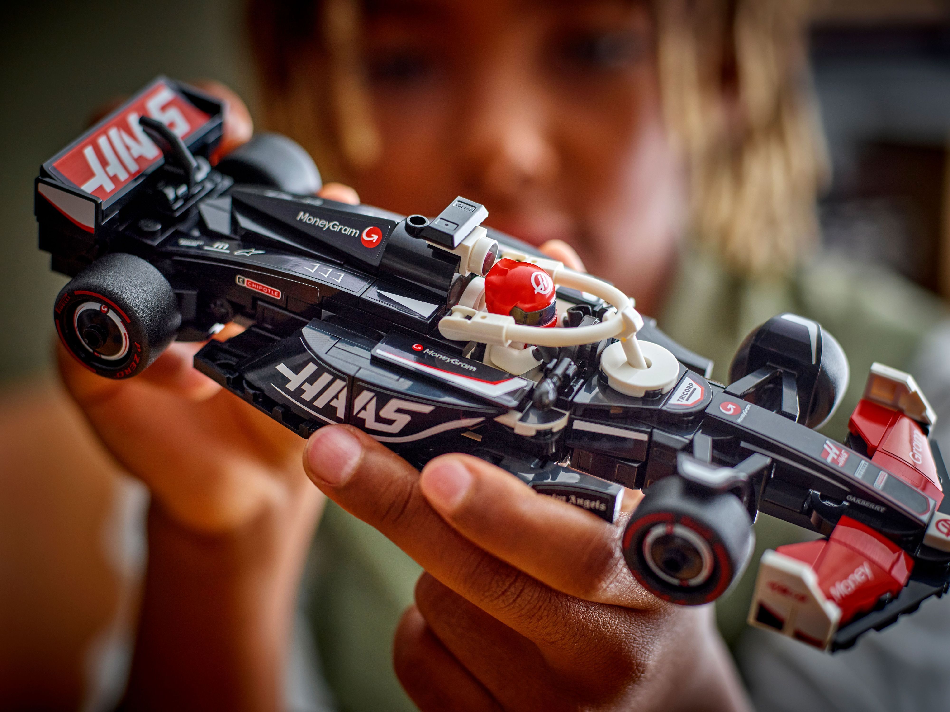 Конструктор Lego Speed Champions "Автомобіль для перегонів MoneyGram Haas F1® Team VF-24", 77250 8