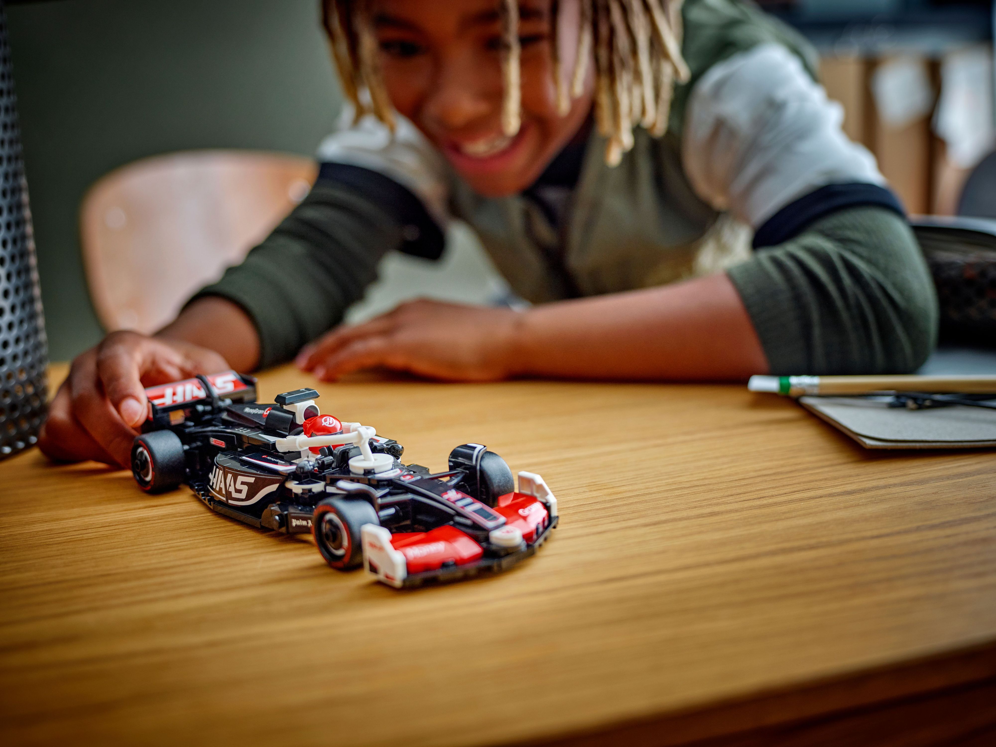 Конструктор Lego Speed Champions "Автомобіль для перегонів MoneyGram Haas F1® Team VF-24", 77250 9