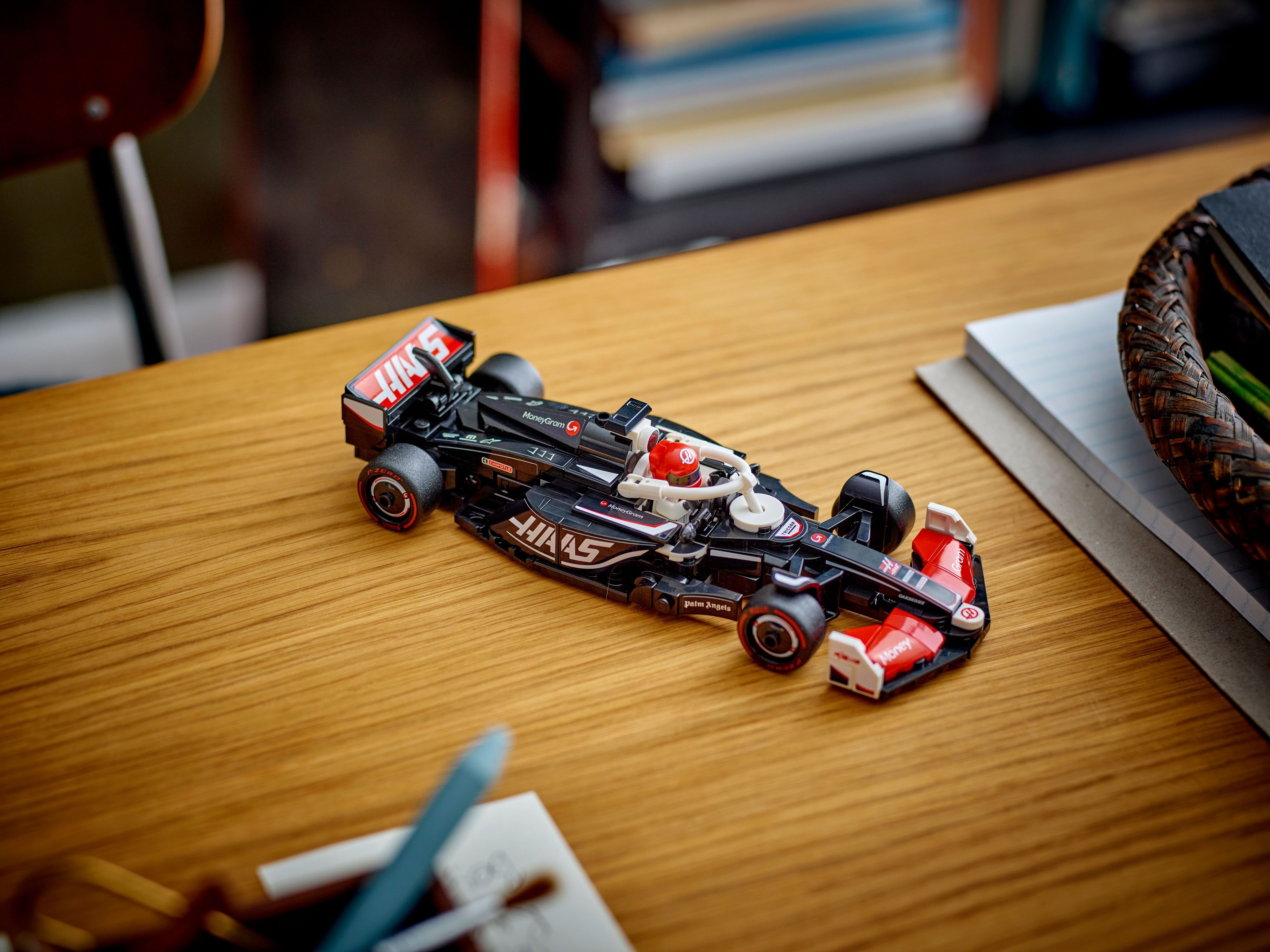 Конструктор Lego Speed Champions "Автомобіль для перегонів MoneyGram Haas F1® Team VF-24", 77250 10