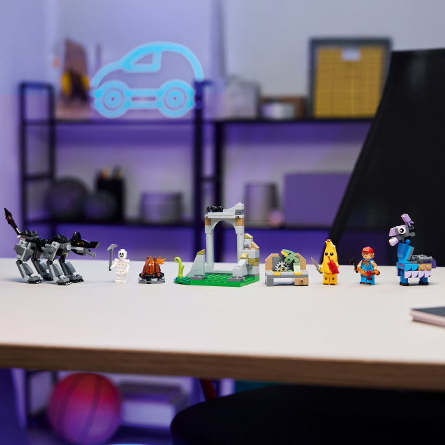 Конструктор Lego Fortnite "Табір Peely та Sparkplug", 77075 5