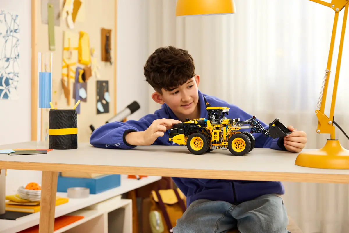 Конструктор Lego Technic "Колісний навантажувач Volvo L120 Electric", 42209 9