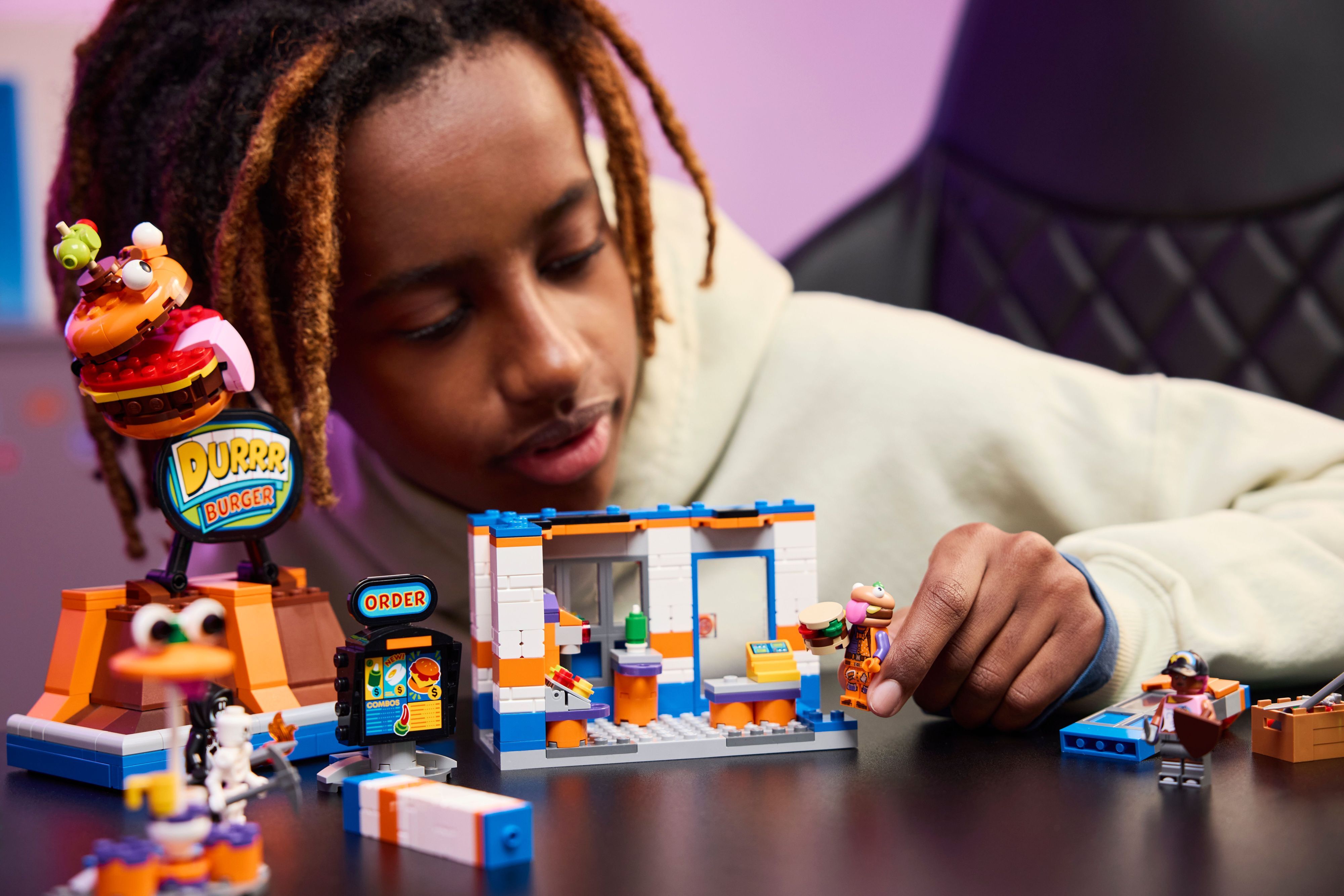 Конструктор Lego Fortnite "Durrr Burger ресторан", 77076 9