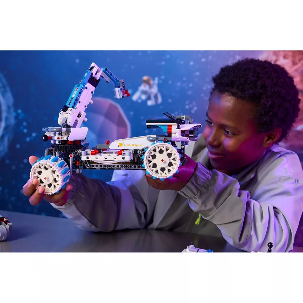 Конструктор Lego Technic "Місяцехід Lunar Outpost™. Космічний корабель", 42211 4