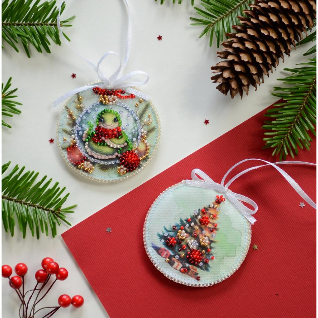 Набір для вишивання бісером новорічної іграшки на натуральному художньому холсті "Святкова змійка", ABT-028