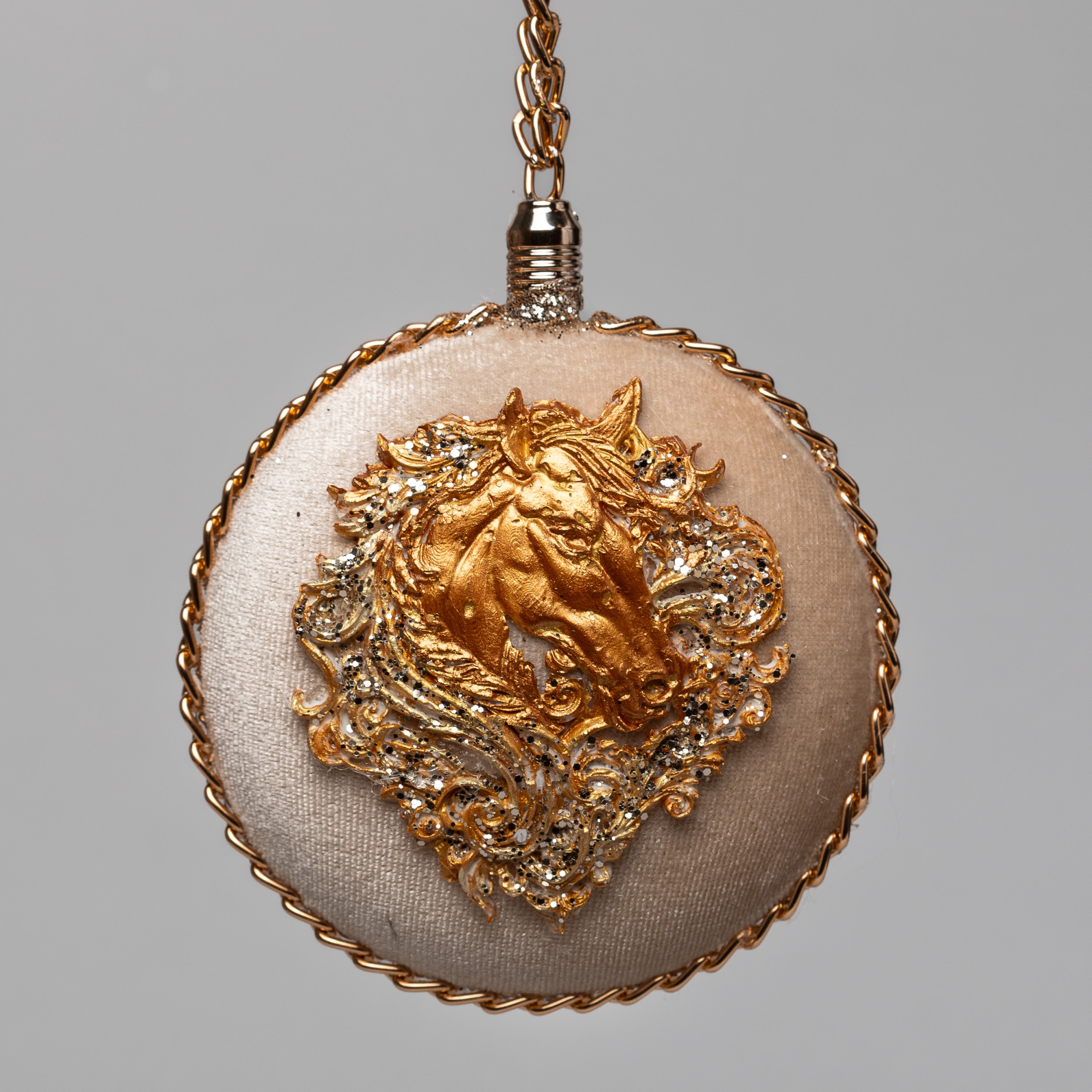 Медальон «Конек 2026» бежевый, 5502