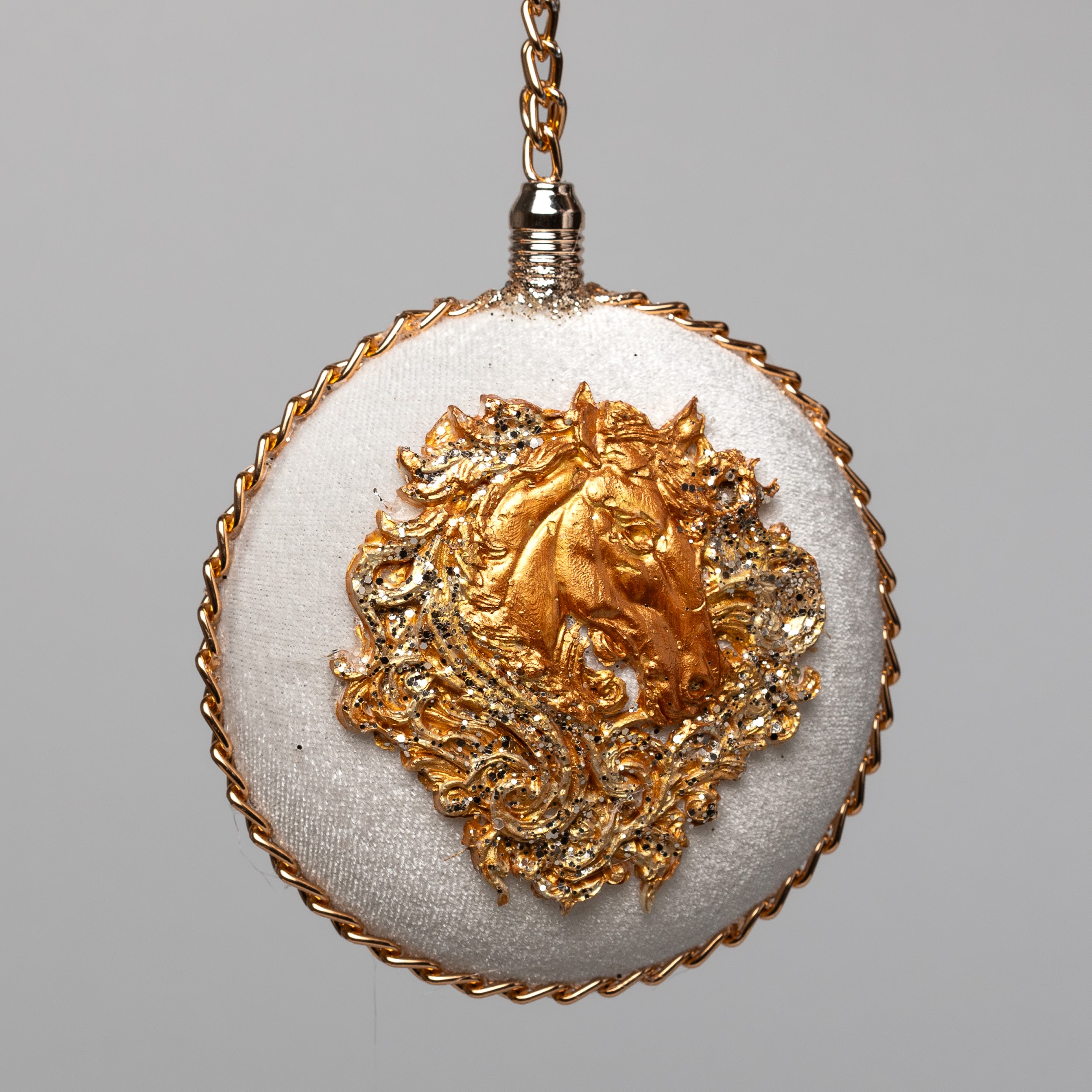 Медальон «Конек 2026» белый, 5503