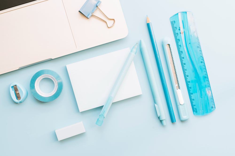 Канцелярія для роботи та навчання з магазину Акварель