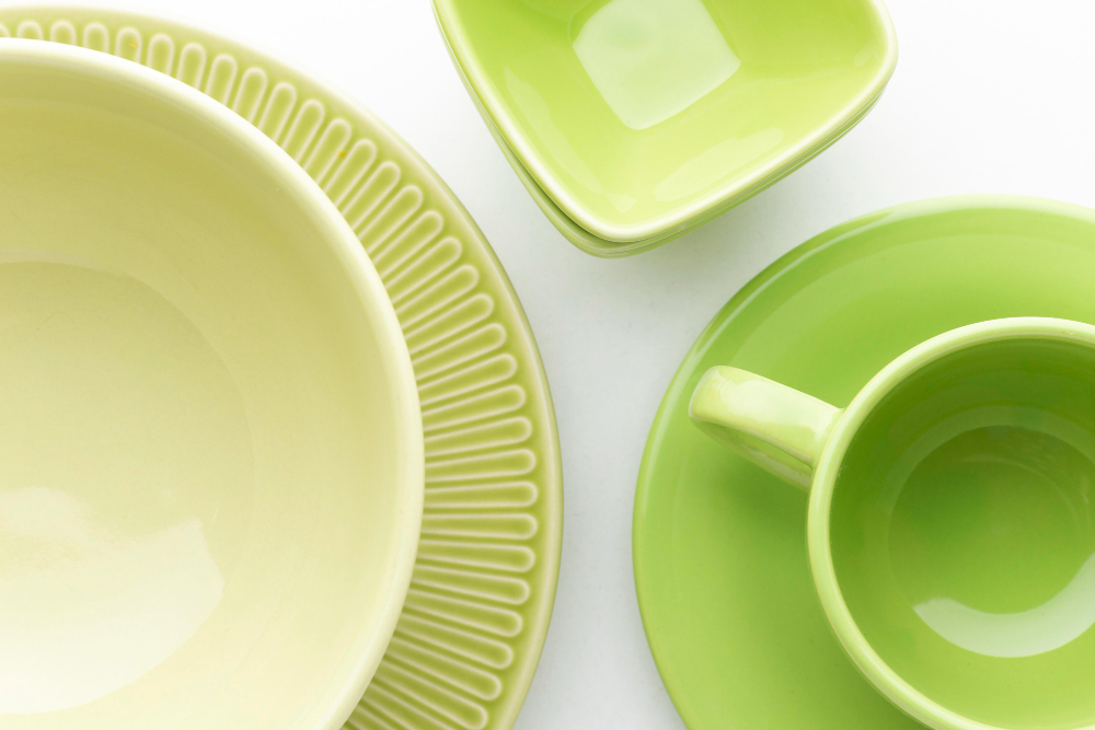 Яскравий зелений набір посуду для дому