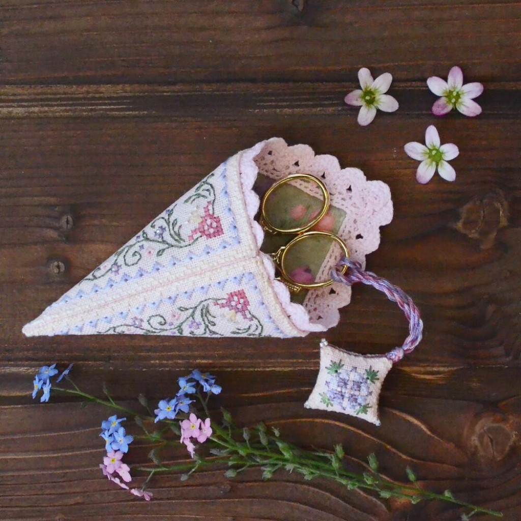 Набор для вышивания крестиком Х-372 "Цветочный чехол и маячок для ножниц" 13*6,5 см, 2,5*2,5 см, TelaArtis