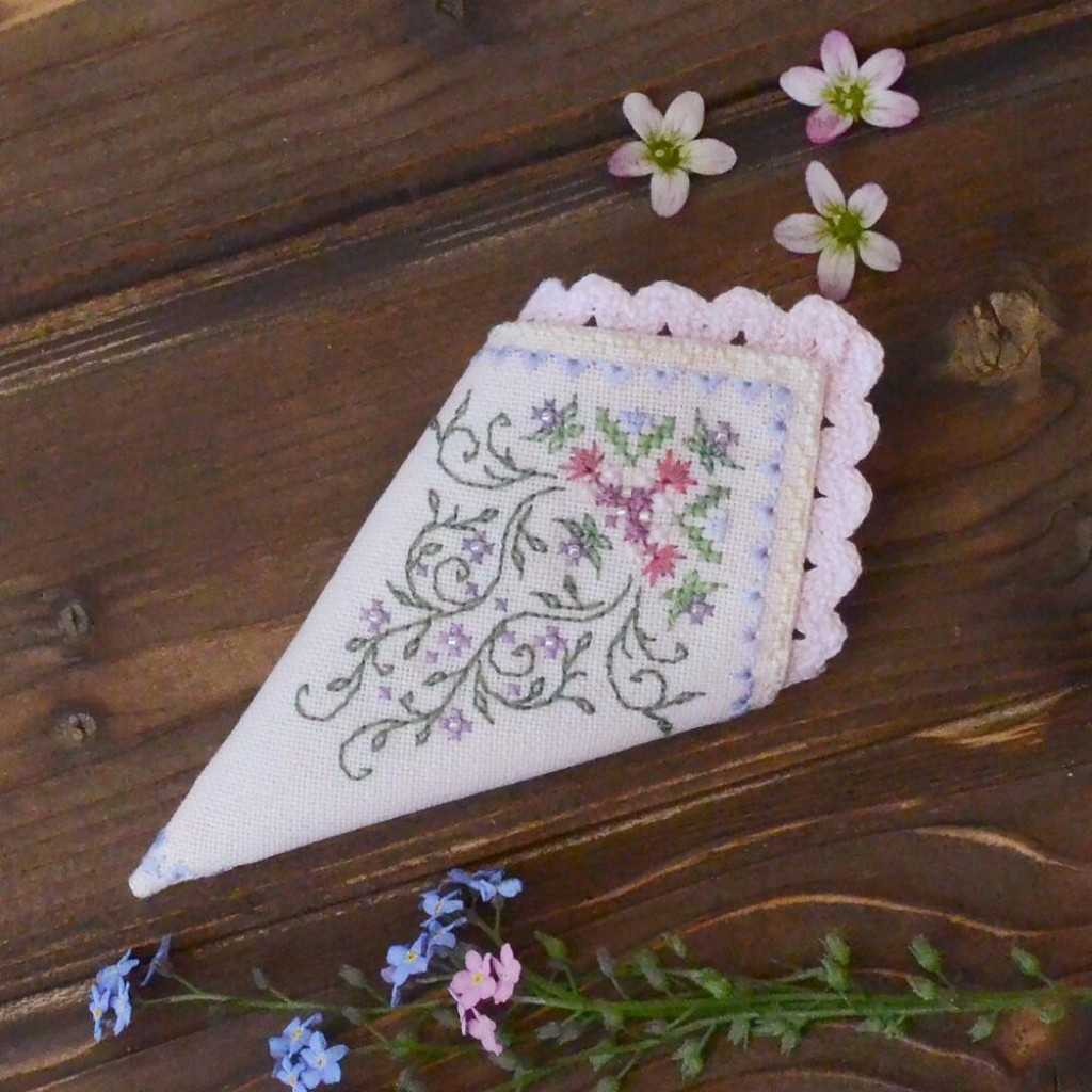 Набор для вышивания крестиком Х-372 "Цветочный чехол и маячок для ножниц" 13*6,5 см, 2,5*2,5 см, TelaArtis 1