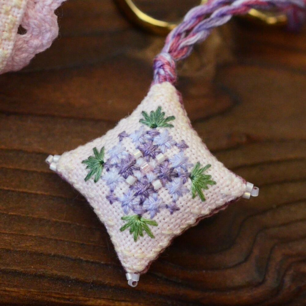 Набор для вышивания крестиком Х-372 "Цветочный чехол и маячок для ножниц" 13*6,5 см, 2,5*2,5 см, TelaArtis 5