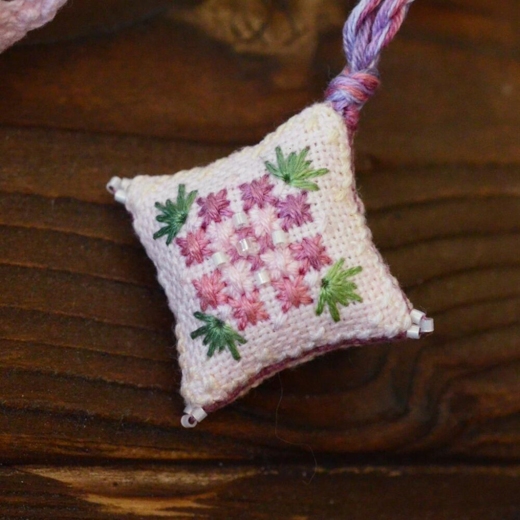 Набор для вышивания крестиком Х-372 "Цветочный чехол и маячок для ножниц" 13*6,5 см, 2,5*2,5 см, TelaArtis 6