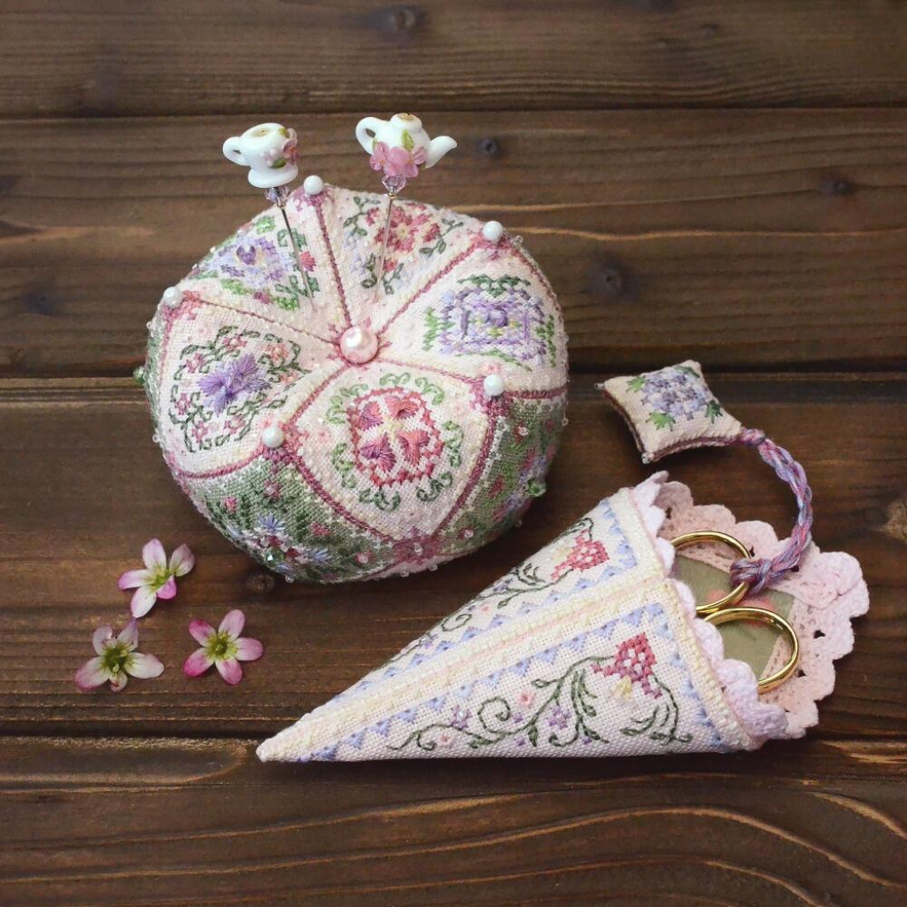 Набор для вышивания крестиком Х-372 "Цветочный чехол и маячок для ножниц" 13*6,5 см, 2,5*2,5 см, TelaArtis 7