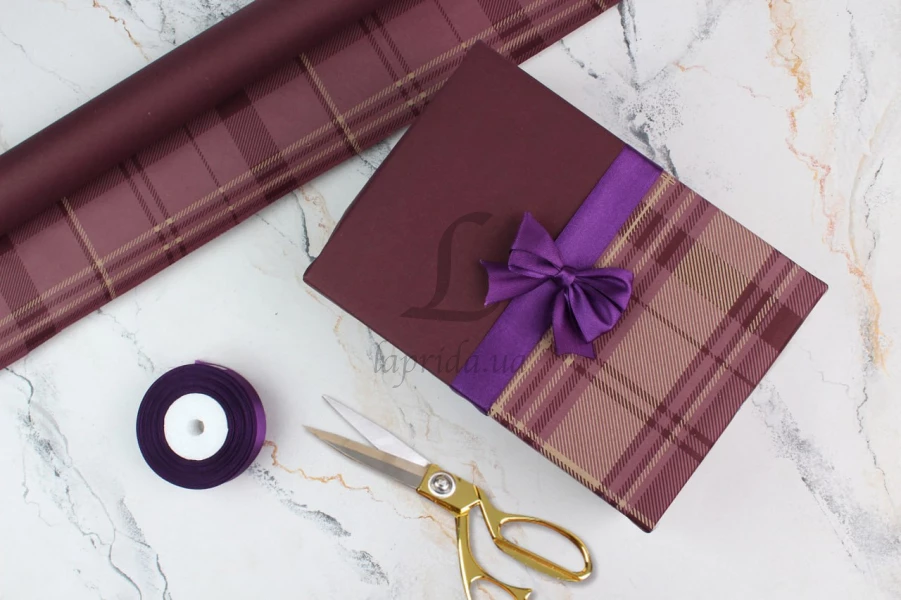 Бумага упаковочная крафт, тон баклажан+клетка, в рулоне (0,7*8 м), 255-4600