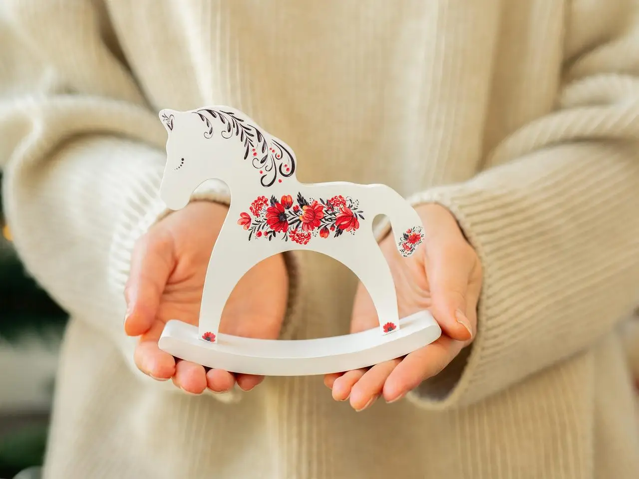 Лошадка-качалка деревянная «Цветы» (белая) 2