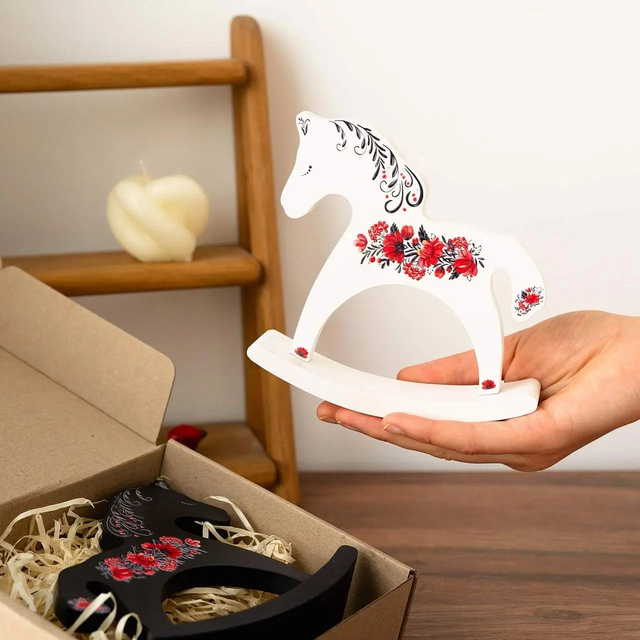 Лошадка-качалка деревянная «Цветы» (белая) 3