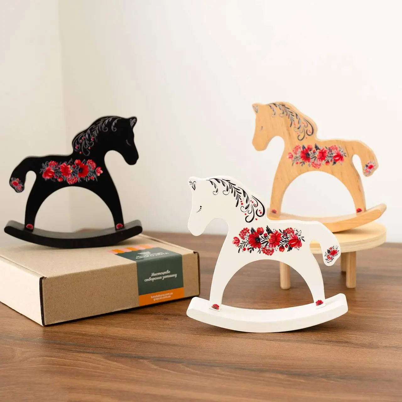 Лошадка-качалка деревянная «Цветы» (белая) 4
