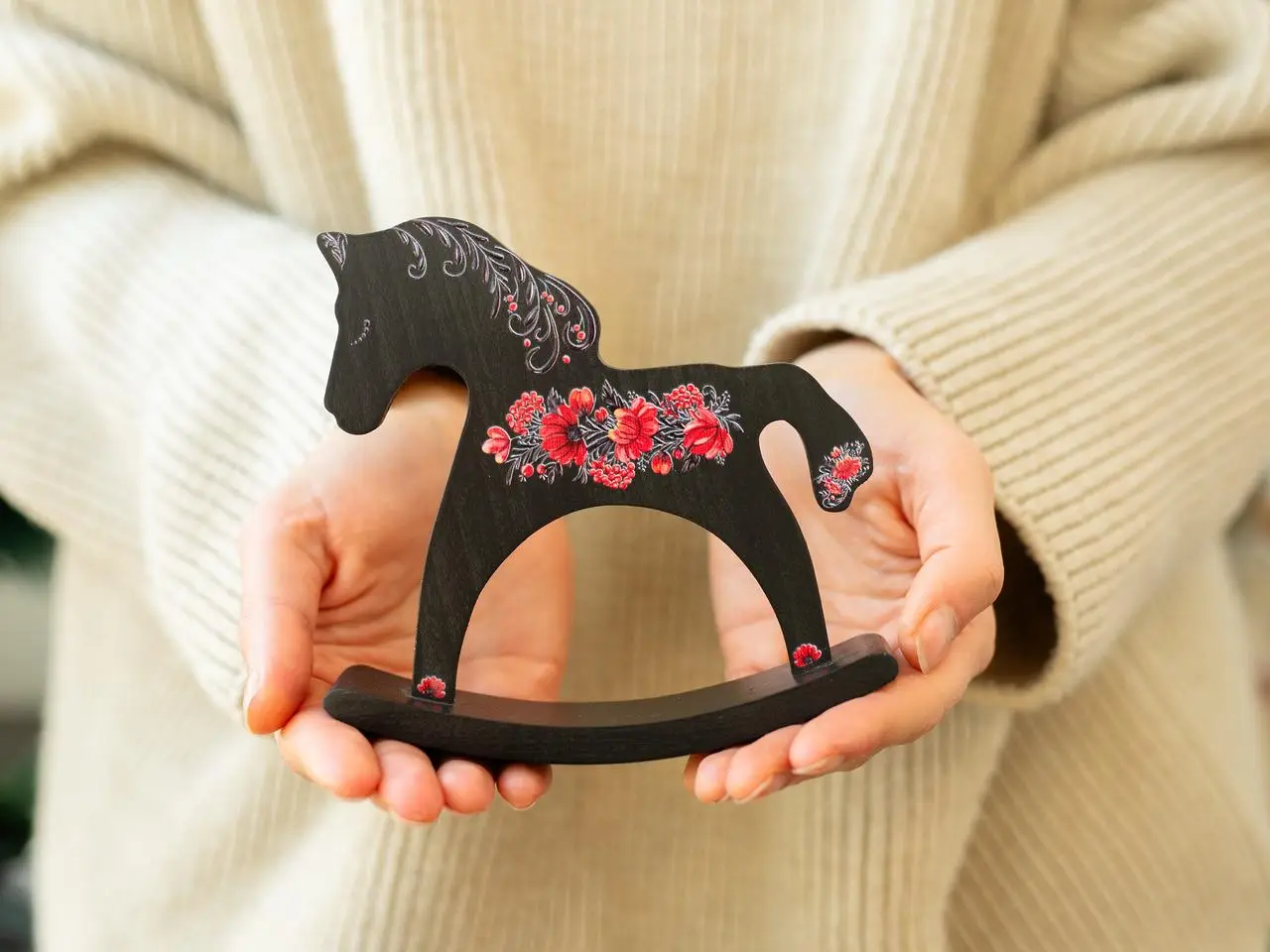 Лошадка-качалка деревянная «Цветы» (черная) 2