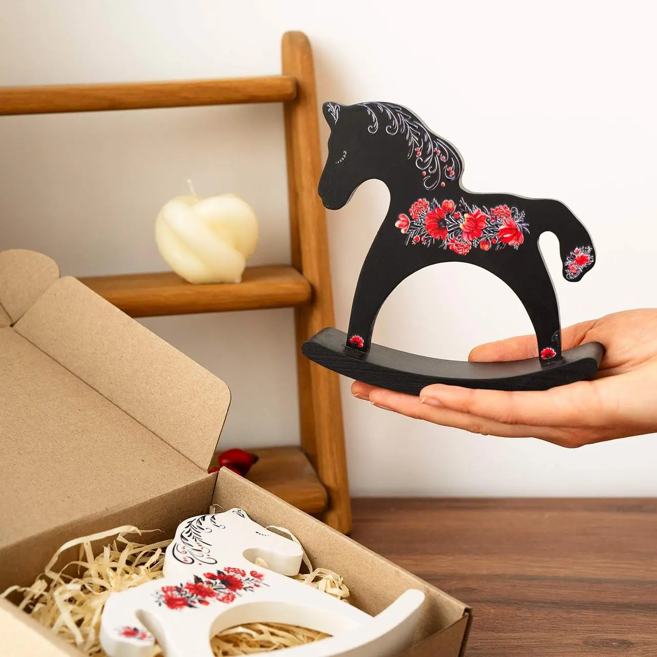 Лошадка-качалка деревянная «Цветы» (черная) 1