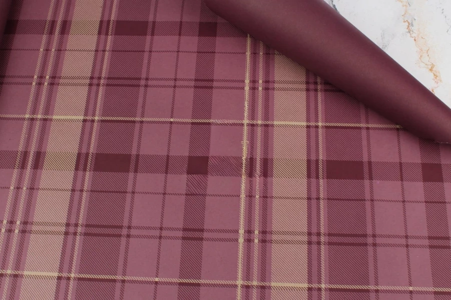 Бумага упаковочная крафт, тон баклажан+клетка, в рулоне (0,7*8 м), 255-4600 1